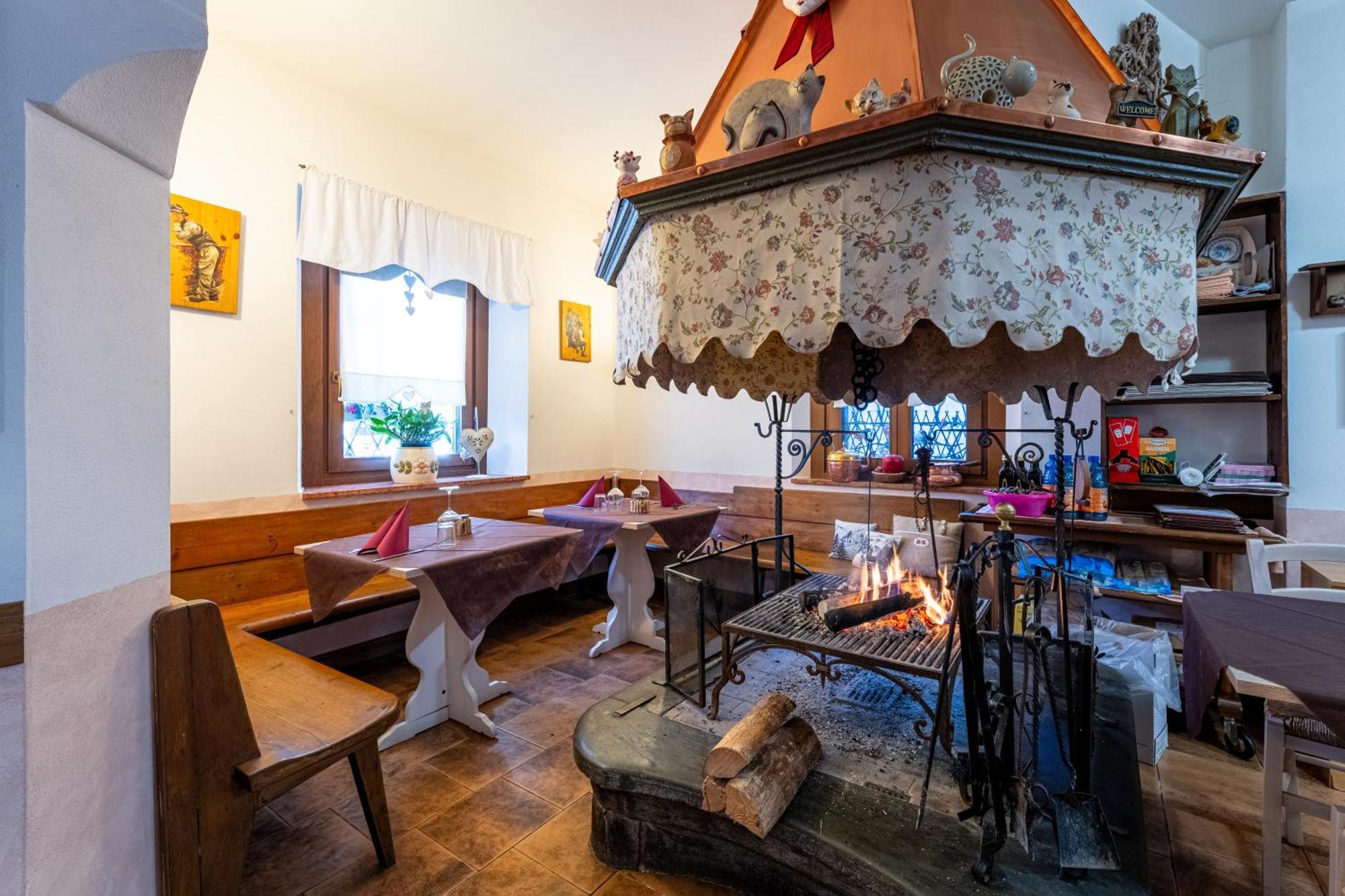 Albergo Alle Alpi 코메글리안스 외부 사진
