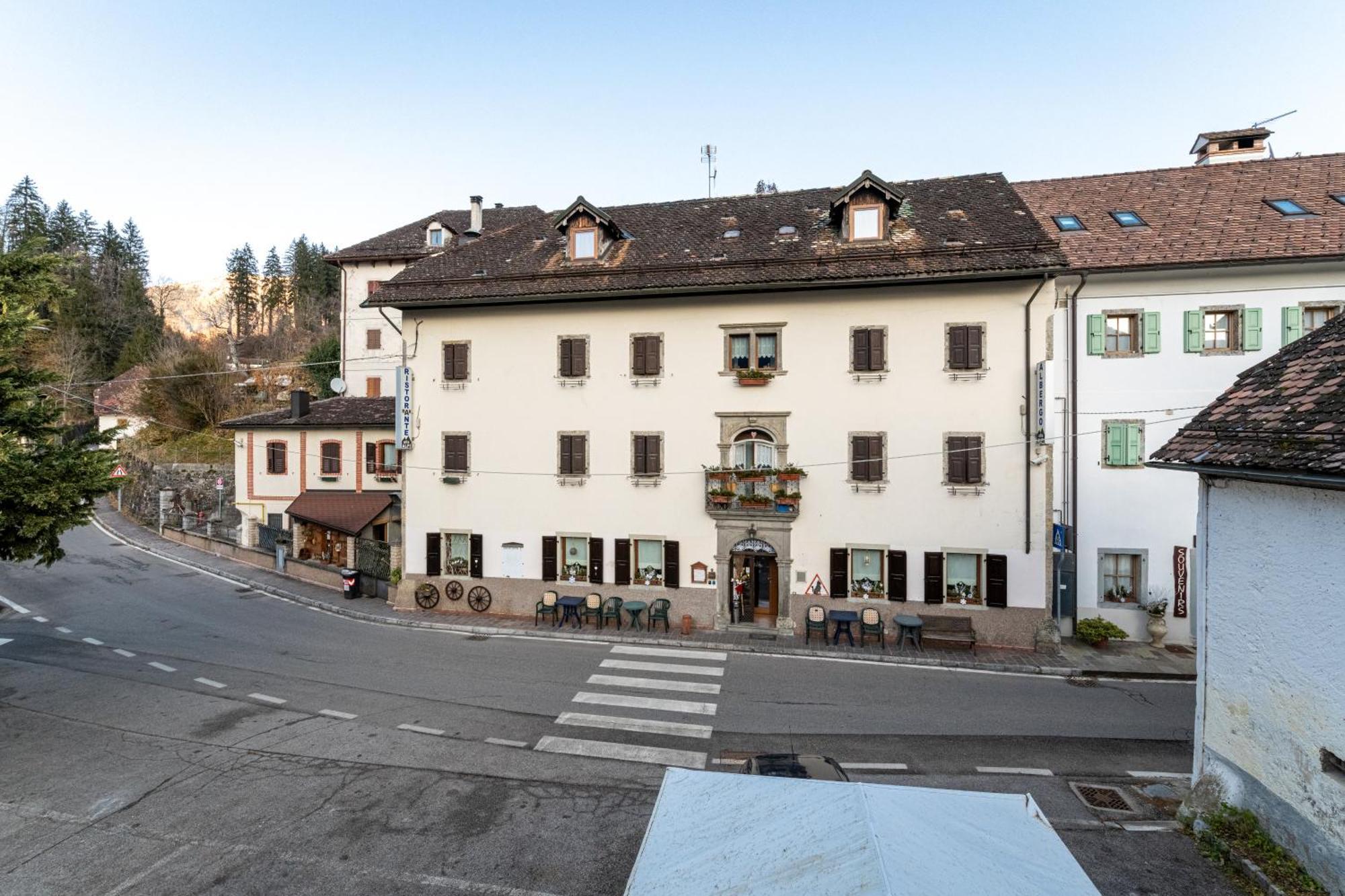 Albergo Alle Alpi 코메글리안스 외부 사진