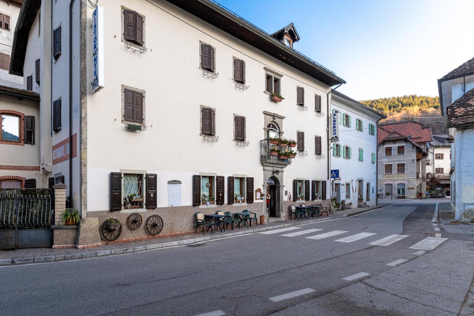 Albergo Alle Alpi 코메글리안스 외부 사진
